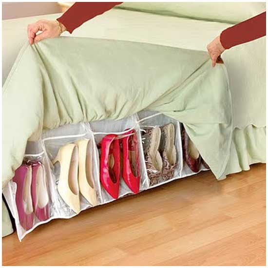 Идея № 2115. Карманы для хранения тапок в покрывале на кровати