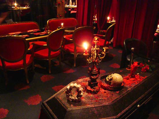 Еще одна идея из японской коллекции необычных ресторанов - кафе вампиров или Vampire Cafe.
