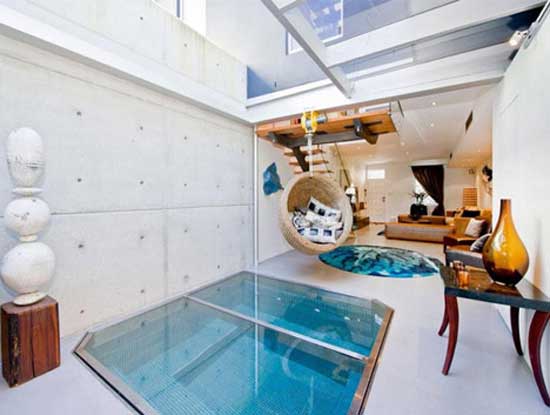 Living Room Pool - бассейн для гостиной является встраиваемой конструкцией, которая располагается в подпольной части жилой комнаты, а сверху закрывается стеклянной крышкой, по которой можно смело передвигаться. 