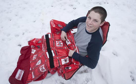 15-летний Закари Смит (Zachary Smith) стал создателем необычного изобретения Sports Snuggler - портативного кресла-сумки. 