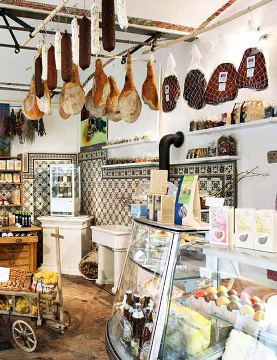 Магазин деликатесов и пластинок Tongues пользуется в Вене популярностью и среди местных жителей, и среди туристов. 