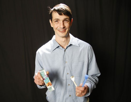 Брайан получил патент на свое изобретение и сейчас управляет собственной компанией Here to Help Products по продаже таких устройств для снятия зубных протезов. 