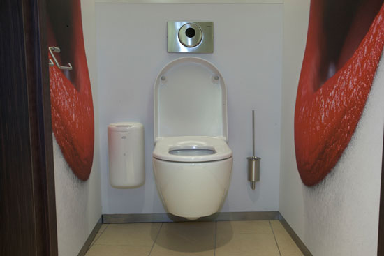 Голландская компания 2theloo открыла свой туалетный бизнес, обустроив платные комфортабельные туалеты в городских центрах, торговых центрах, поездах и АЗС.