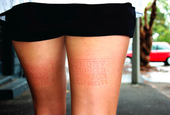 У людей, посидевших на них с голыми ногами, на ногах этих остается выдавленный  рекламный текст,  который  предлагает покупать короткие юбки и шорты в магазинах сети Superette. 