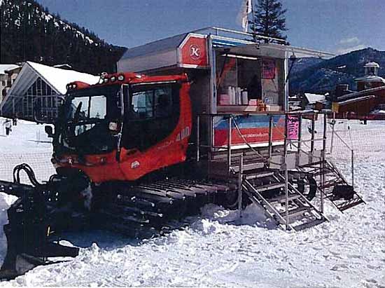 Компания Roving Mammoth организовала доставку еды лыжникам в горы на снегоходах.