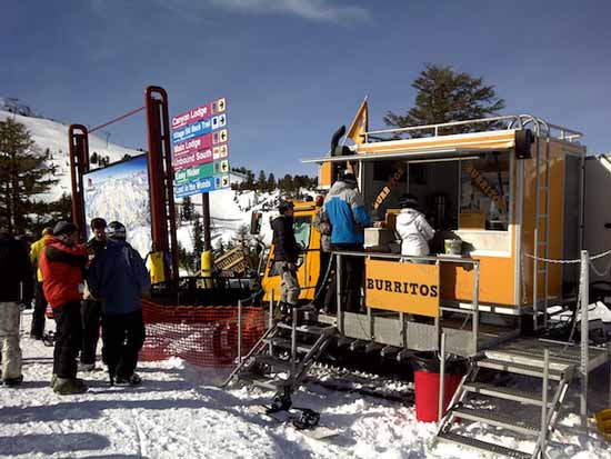 В Roving Mammoth оборудовали списанные снегоходы компании Piston Bully Edge небольшими кухнями, и теперь старые снегоходы превратились в торговые палатки, где можно купить свежую еду прямо на вершинах гор. 