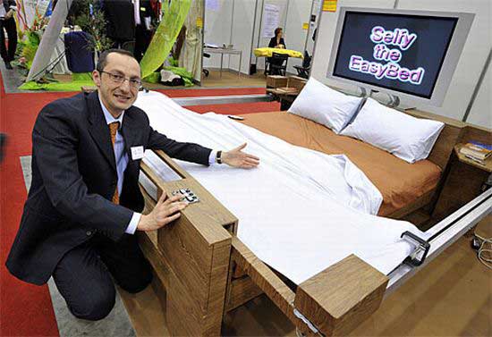 Идея этого изобретения принадлежит Энрико Беррути (Enrico Berruti) и называется оно Selfy - самозаправляющаяся кровать. 