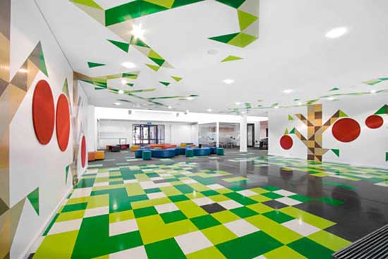 Идея создать яркий необычный интерьер школы с геометрическими мотивами принадлежит архитектурной компании Smith+Tracey Architects.
