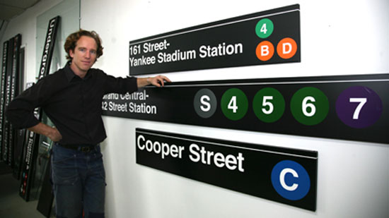Для создания дизайна знаков для метро, Тревор использует современные компьютерные программы, а для вырезки металла использует специальный станок.
