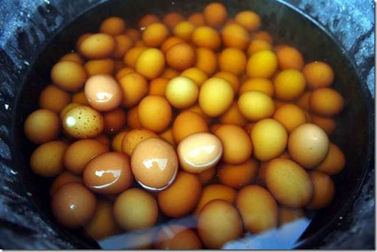 В Китае, а именно в городе Донгянг (Dongyang), весной на углах улиц открываются лавки с яйцами, отваренными в моче мальчиков в возрасте от 7 до 13 лет. 
