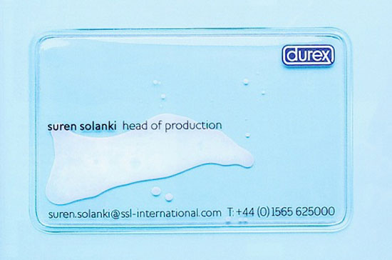 Всемирно известная компания по производству презервативов Durex придумала необычные визитные карточки - прозрачная визитная карта наполнена белой жидкостью, имитирующей сперму.