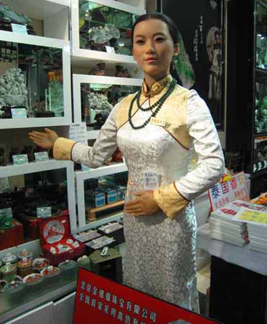 Теперь робот стал представителем персонала ювелирного магазина в Пекине, Китай. Сам владелец магазина так и говорит, что миловидный робот- девушка, которую зовут Xiao Jin, это всего лишь новый способ привлечь внимание клиентов. 