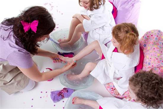 В Нью-Йорке открылся необычный Spa-салон для девочек, где каждая юная модница может пройти курс настоящих spa-процедур.