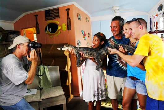 Майк Старджилл (Mike Sturgill) зарабатывает себе на жизнь, предлагая всем желающим за скромную плату в пять долларов подержать на руках, сфотографироваться и пообниматься с его домашним крокодилом. 