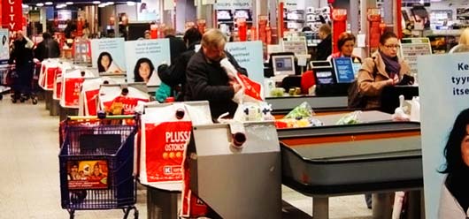 «Замедленное» обслуживание клиентов в специальных околокассовых зонах финского супермаркета предназначено для удобства пожилых людей, людей с ограниченными возможностями и всех остальных покупателей, которые не любят торопиться. 