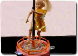 Pole Dancing Doll – это кукла, которая танцует вокруг шеста, как профессиональная стриптизерша.
