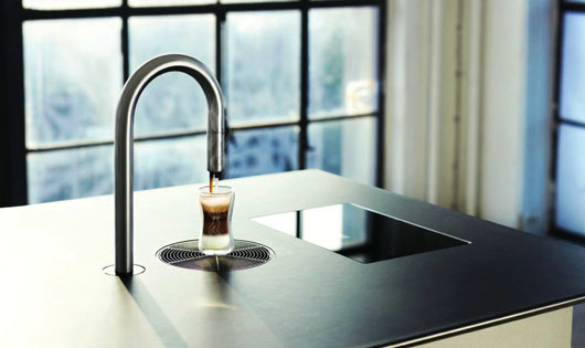 Изобретение компании Scanomat выполняет функции холодильной камеры, подогревателя, миксера и кофемолки. 