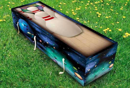 Изделия под брендом Creative Coffins производятся из 60 % переработанной бумаги и древесной стружки, что позволяет их использовать как для погребения, так и для кремации.
