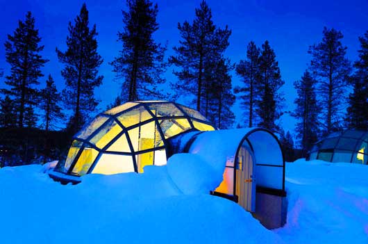 К числу таких необычных тематических отелей можно отнести гостиницу Kakslauttanen, расположенную на севере Лапландии рядом с национальным парком Урхо Кекконена и резиденцией финского Санта Клауса. 