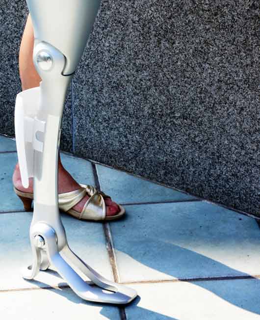 Пластина на серебристом женском протезе, расположенная в районе голени, выглядит довольно необычно, однако в широких брюках или джинсах она позволяет создать силуэт здоровой ноги.