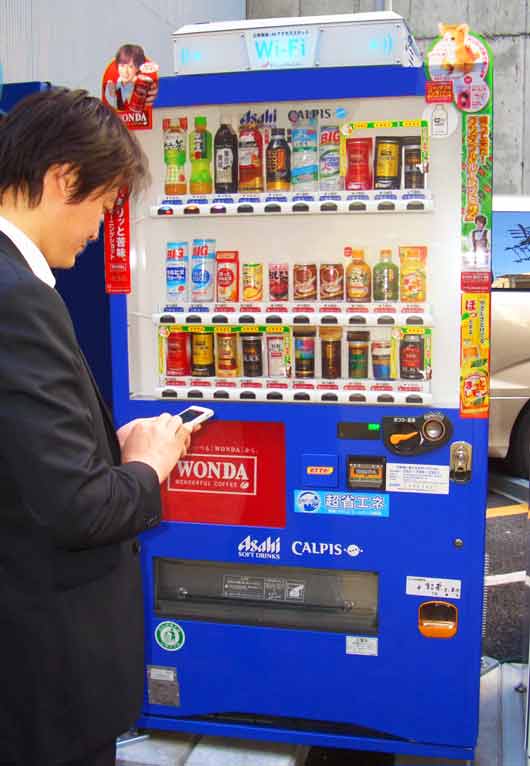 Крупная японская компания Asahi Soft Drinks, реализующая напитки и базирующаяся в Токио, представила общественности свои вендинговые машины с дополнительной функцией доступа в интернет.