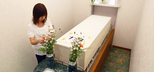 Автор необычной бизнес-идеи 71-летний японец Хисайоши Терамура ( Hisayoshi Teramura ) уверен, что спрос на услуги его необычного отеля для мертвых будет только расти.