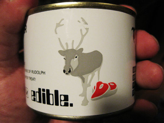Недавно, специально к Рождеству на рынок вышел «чудесный» продукт - консервы из оленей Санта-Клауса Reindeer Pate!