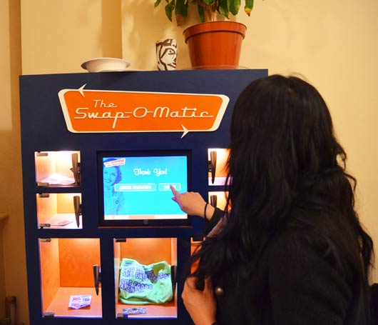 Swap-o-Matic – это торговый автомат, пользователи которого могут пожертвовать ненужные им вещи и получить что-то взамен бесплатно.