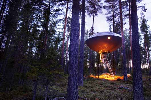 В Швеции Harads открылся отель-летающая тарелка, который располагается прямо на дереве на высоте 3-4 метра от земли, в самом живописном лесу на берегу реки Lule River в 40 км от Полярного круга.