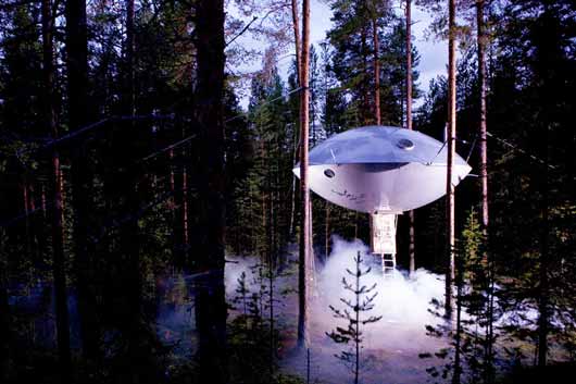  Построен отель-летающая тарелка в рамках проекта The Treehotel шведскими дизайнерами, и по форме действительно напоминает НЛО.