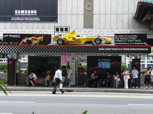 Автобусные остановки, украшенные желтыми моделями гоночных машин