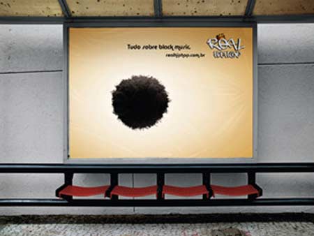 Креативная реклама сайта музыки в стиле hip hop на остановочных комплексах