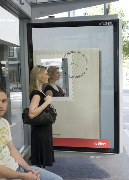 Реклама почтовой службы на остановочных комплексах