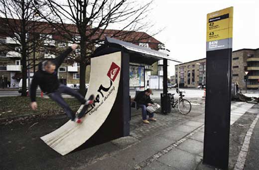 Необычная реклама на автобусной остановке от Quicksilver