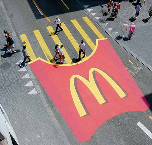 Реклама картошки фри от McDonald’s на пешеходных переходах
