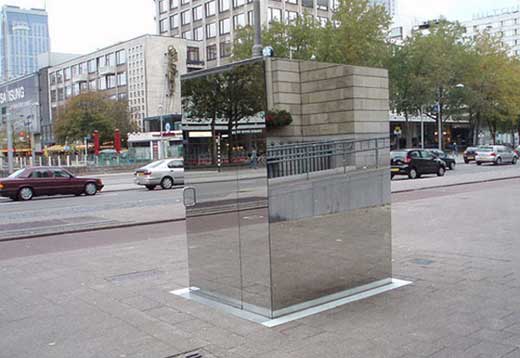 Зеркальный дизайнерский туалет с видом на город Лондон