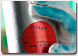 Бизнес идея № 1012. Защитные рукавицы-хамелеоны меняют цвет, соприкасаясь с токсичной средой