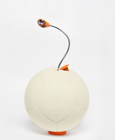 футбольный мяч для подзарядки гаджетов