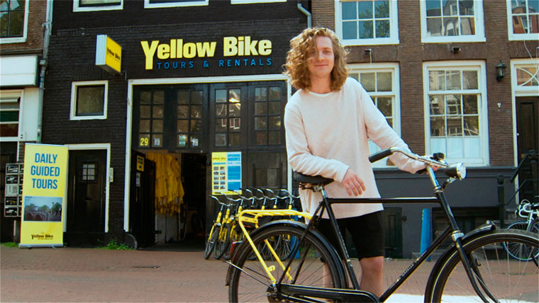 Креативная реклама культурных традиций Амстердама и фирмы, торгующей велосипедами в Нидерландах