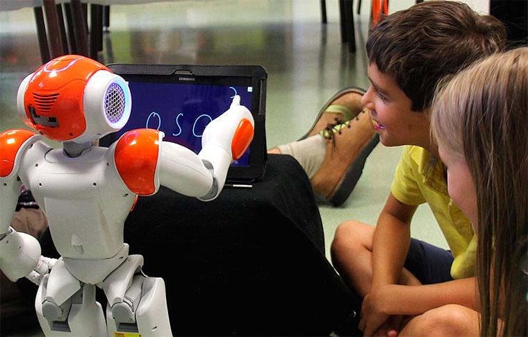 Робот-двоечник учит детей навыкам письма