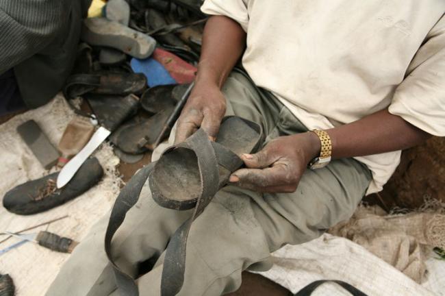 Обувь из покрышек. Как в Африке борются за экологию и экономию