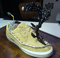 Инсталляции из обуви Джетро Хайнес