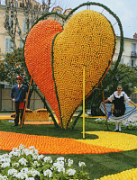 Скульптуры из лимонов на фестивале лимонов