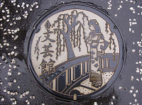 Японские чёрно-белые канализационные люки