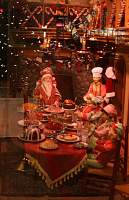 Украшенные рождественские витрины магазинов