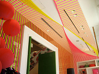 Rebecca Ward и инсталляции из разноцветной изоленты