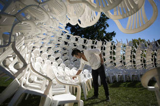 Инсталляции из пластиковых стульев