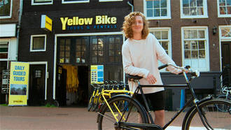 Креативная реклама культурных традиций Амстердама и фирмы, торгующей велосипедами в Нидерландах